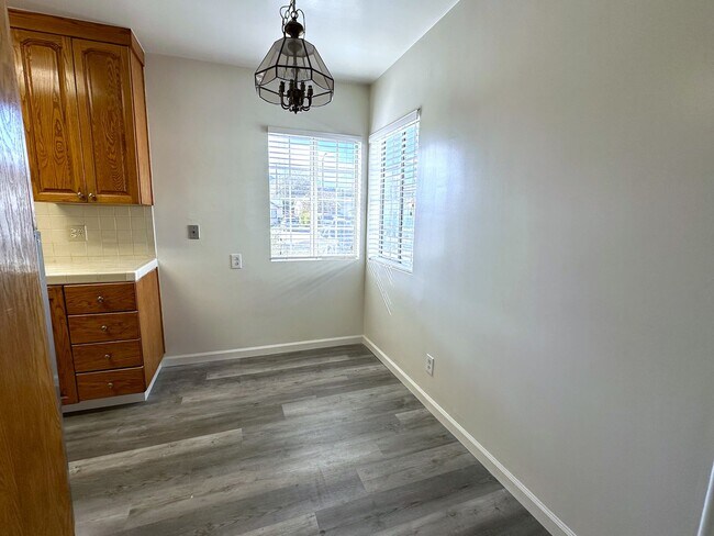 Foto del edificio - Modern Elegance and Tranquility: Remodeled...