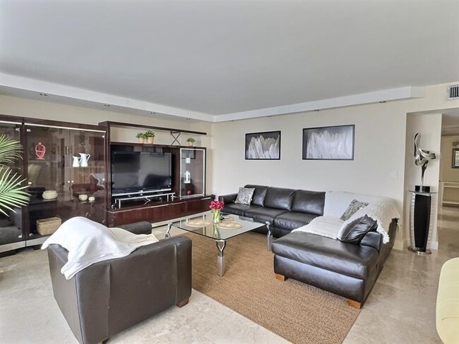 Building Photo - 2030 S Ocean Dr