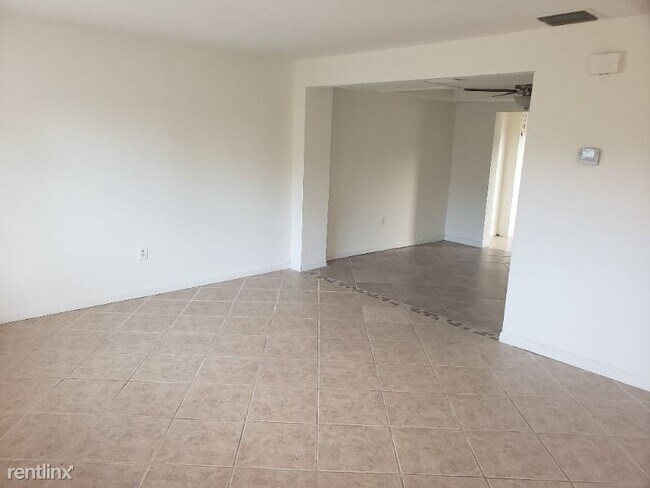 Foto del edificio - 3 br, 1.5 bath Townhome - 4915 Catalina Dr