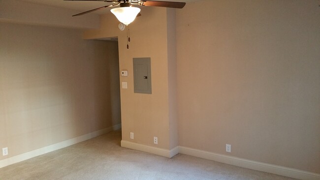 Building Photo - 1 bedroom, 1 bath upscale condo near UIHC ...