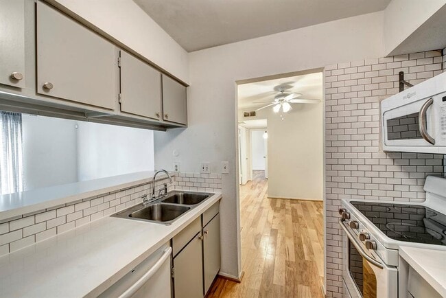 Building Photo - 121 E 12th St