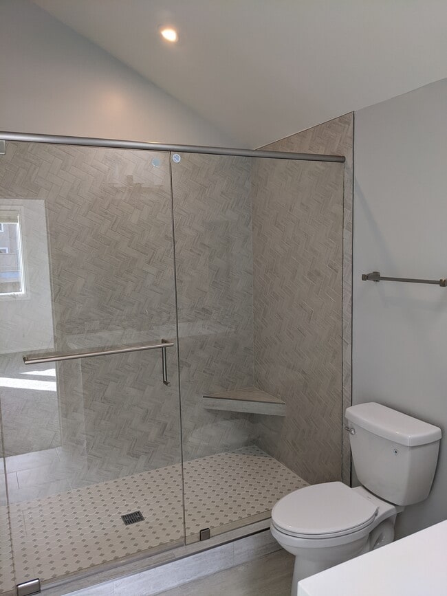 Master #2 bath &amp; shower. - 7 Cove Road Place