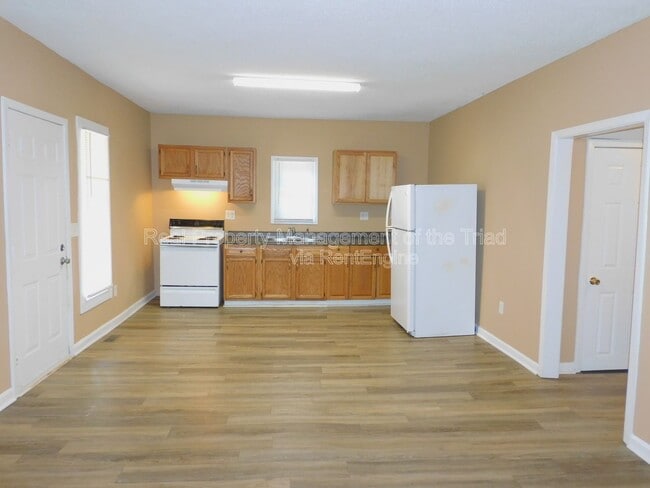 Building Photo - 164 Riverside Dr