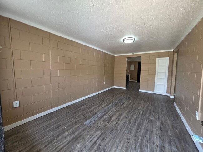 Foto del edificio - 2 Bedroom 1 Bath Brick Unit