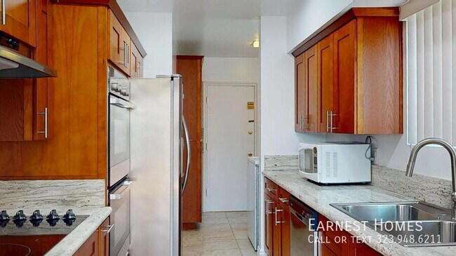 Foto del edificio - 4915 Tyrone Ave