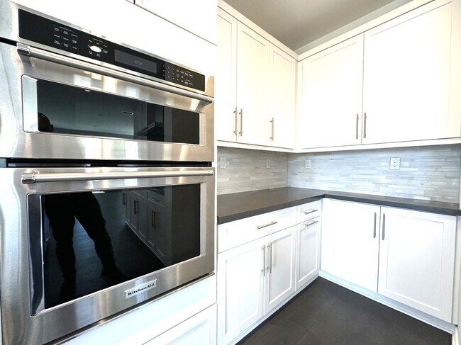 Foto del edificio - Spacious 3 Bdrm Detached Home Located Cent...