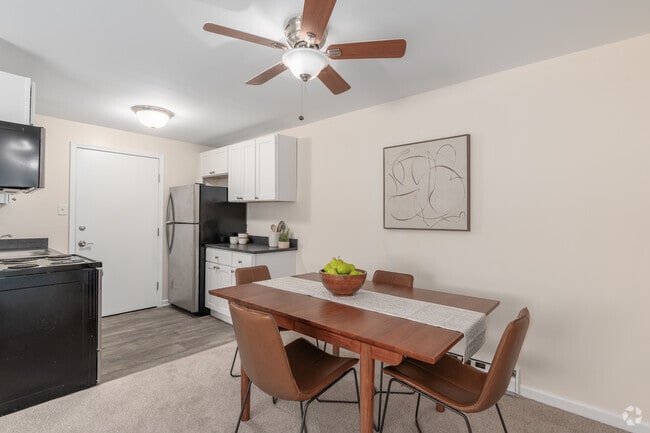 2BR, 1BA - 745SF - Dining Area - Norris Hills