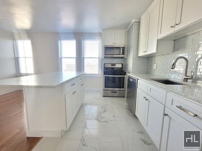 Foto del edificio - Tastefully Renovated 2 bedroom 1 bathroom w/ in unit laundry tucked away in bay ridge