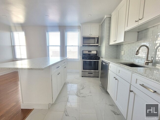 Building Photo - Tastefully Renovated 2 bedroom 1 bathroom w/ in unit laundry tucked away in bay ridge