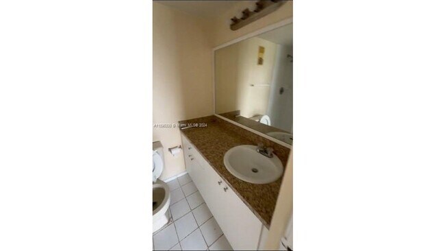 Foto del edificio - 8730 N Sherman Cir