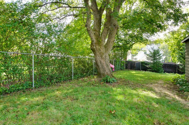 Building Photo - 209 Main St