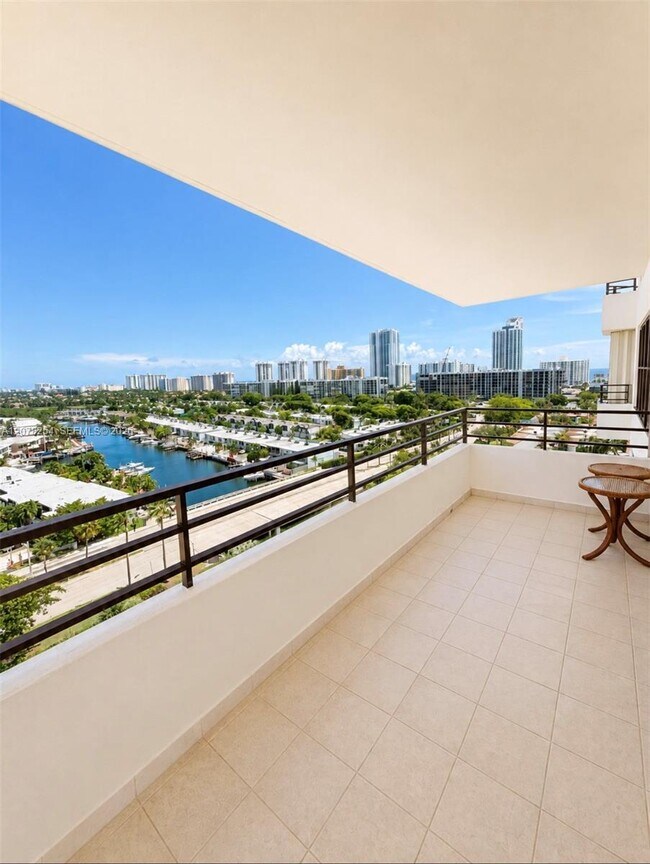 Building Photo - 2500 Parkview Dr