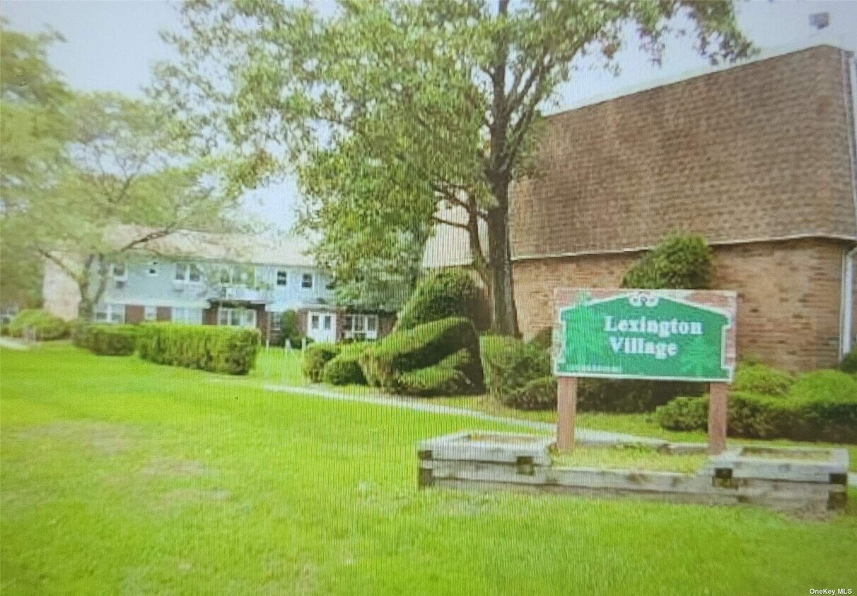 9 D Hemlock Dr Unit 33, North Bay Shore, NY 11706 Room for Rent in