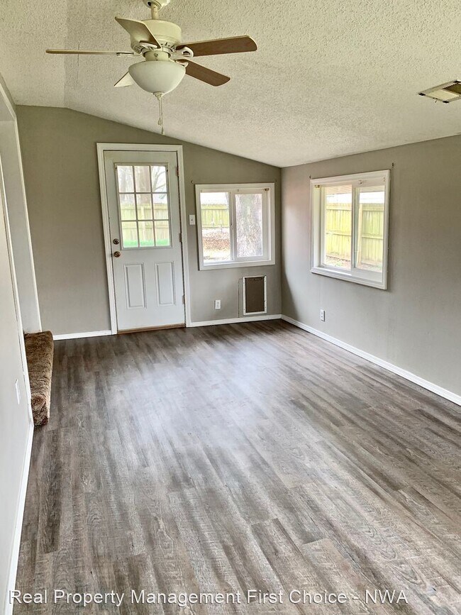 Building Photo - 3 br, 2 bath House - 309 SE B Street