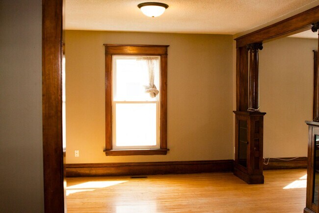 Building Photo - Beautiful 5 Bedroom Close by The U of M for Sept 2026!~