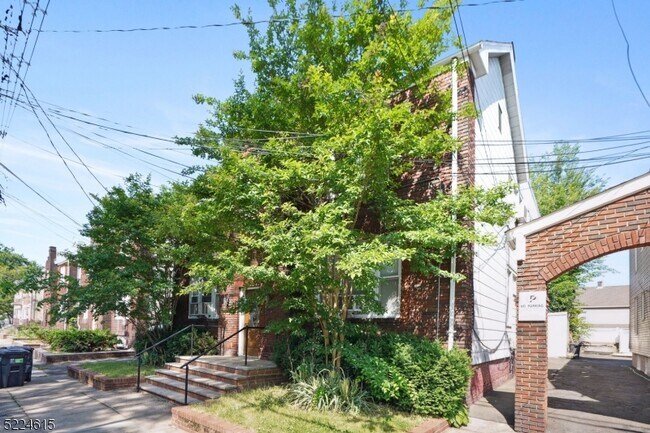 Building Photo - 1576 Leslie St