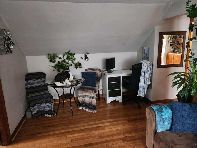 Rincón de oficina en casa - 1206 S 73rd St