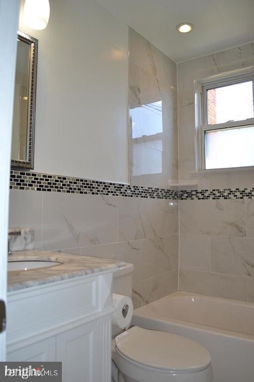 Building Photo - 3 br, 1.5 bath Townhome - 425 Kennedy St NE