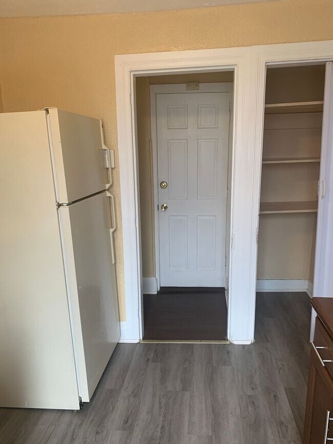 Building Photo - 1 Bed/1Bath East York City SD