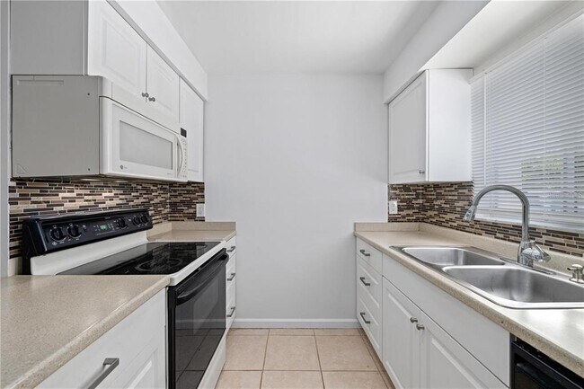 Foto del edificio - 2757 Hidden Lake Blvd