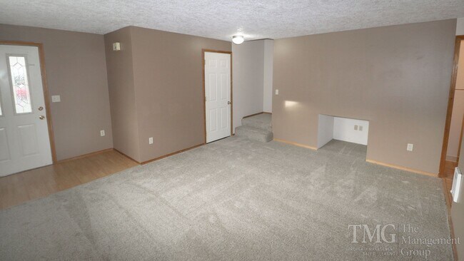 Building Photo - 3 Bedroom, 2.5 Bathroom Duplex Centrally L...