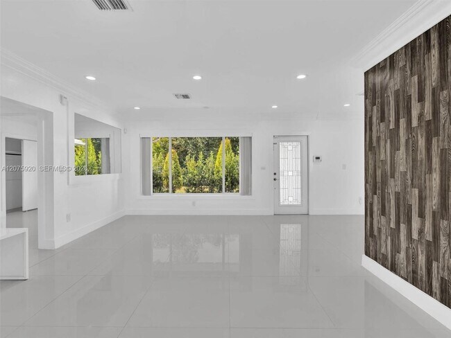 Foto del edificio - 1647 NE 146th St