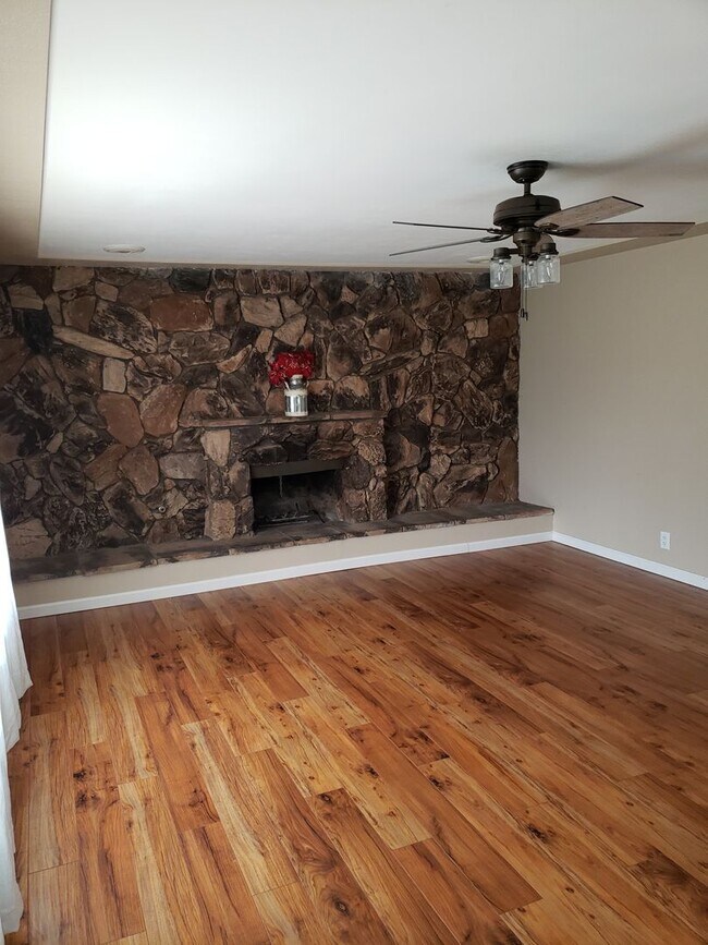 Building Photo - HORSE'S HORSE'S.....GREAT HOUSE WITH LOTS OF LAND AND A BARN