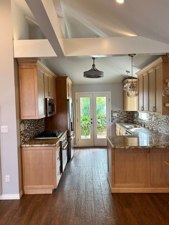 Building Photo - Beautiful 2b1b house with gorgeous quiet b...