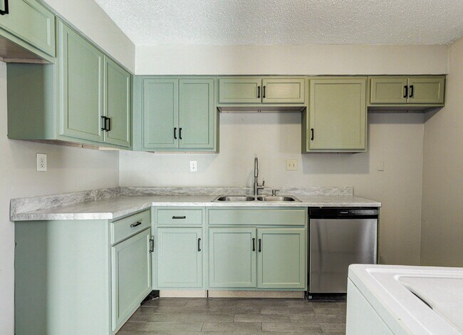 Foto del edificio - *Locally Owned, Fast Response and We Got All The Appliances!!!*