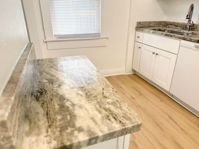 Foto del edificio - ***RENT READY~4 Bed RENOVATED 2 story house/w/ downstairs bedroom/Granite countertops