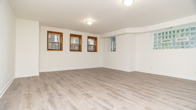 Building Photo - 1057 W Foster Ave