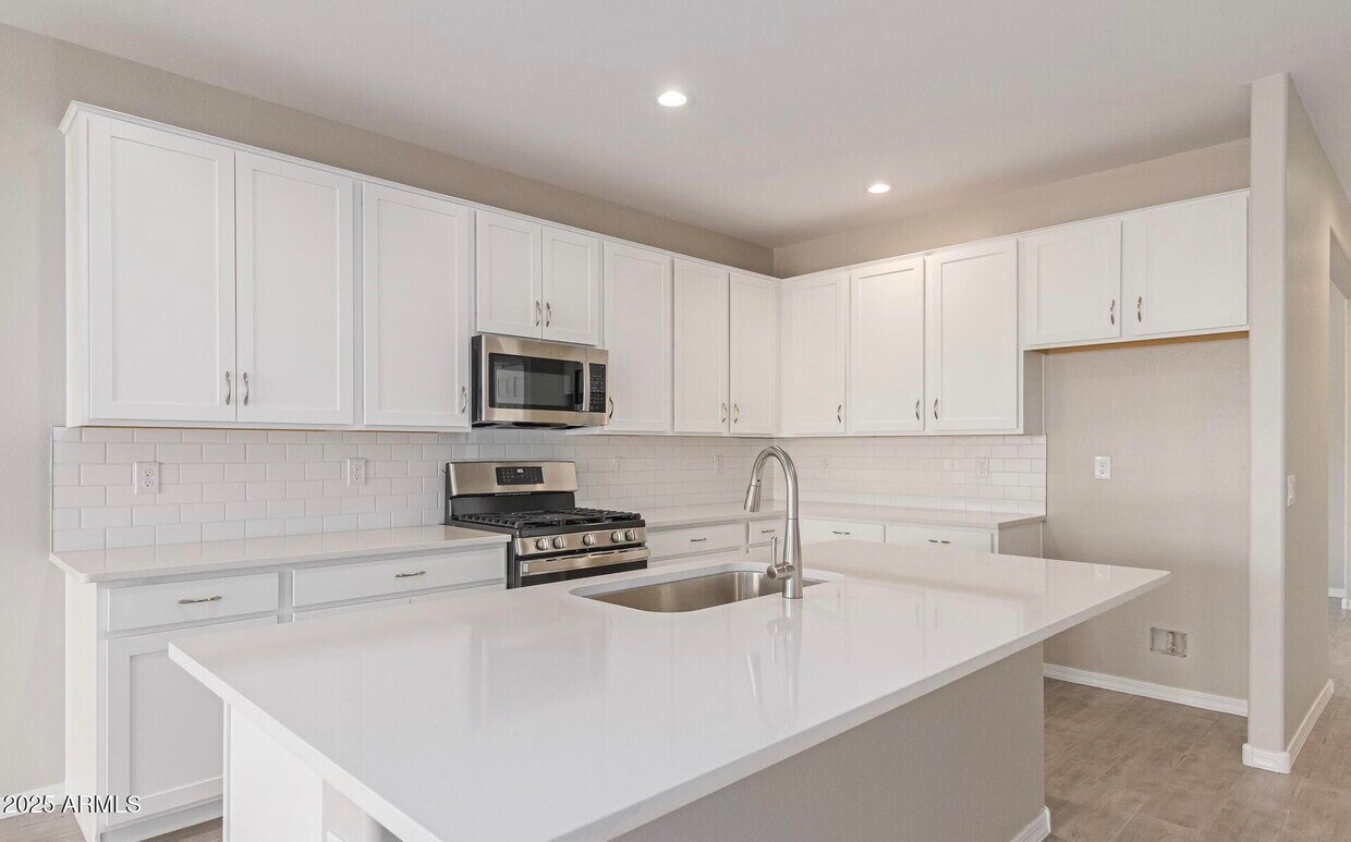 Foto principal - 18570 W Honeysuckle Dr