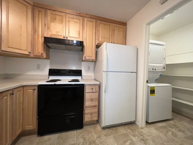 Building Photo - Updated and Sharp 2 Bedroom 2 Bath Condo i...