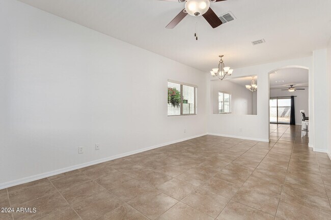 Foto del edificio - 476 W Honey Locust Ave