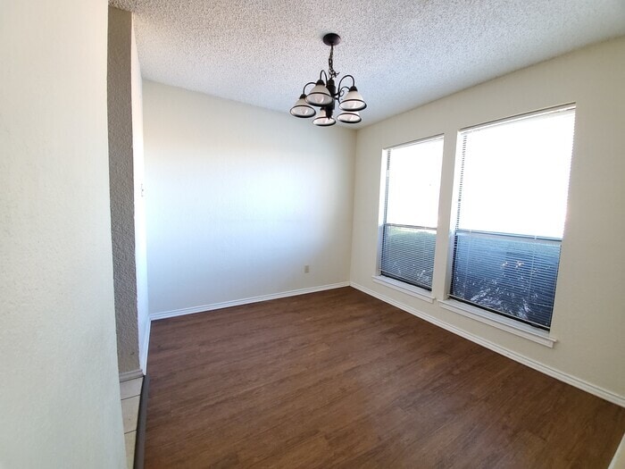 Building Photo - 2 bedroom 2 bath 2 car gargage