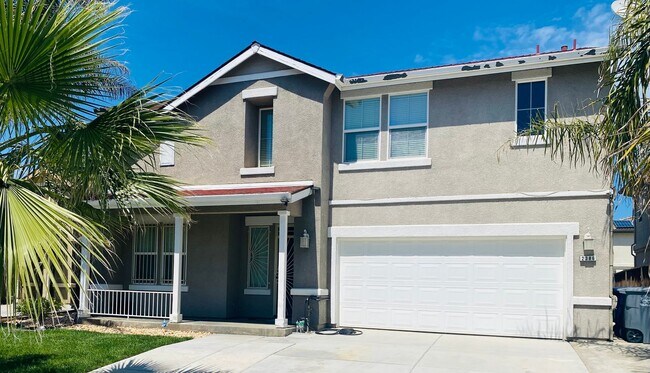 Foto del edificio - REDUCED!!  Huge 5 Bedroom 3 Bath Home Clos...