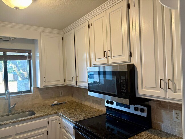 Building Photo - Three bedroom West Norman