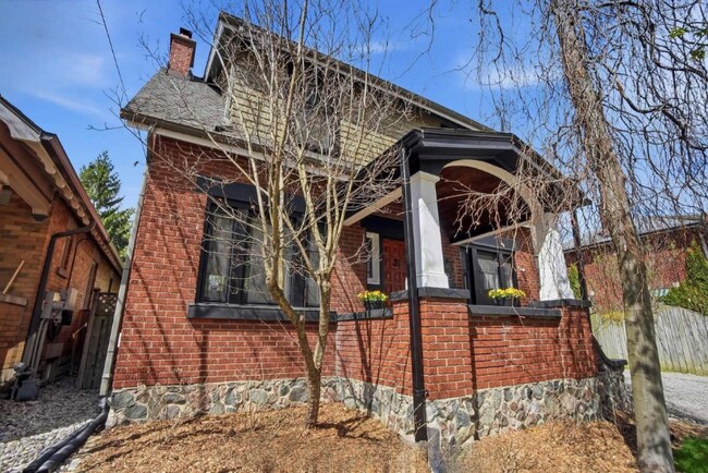Building Photo - Charming and spacious 3-bedroom, 1-bathroom property offering approximately 1,500 sq. ft. of comf...