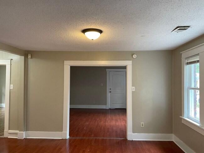 Foto del edificio - Charming 2-Bedroom Home with Spacious Living Areas in East Memphis