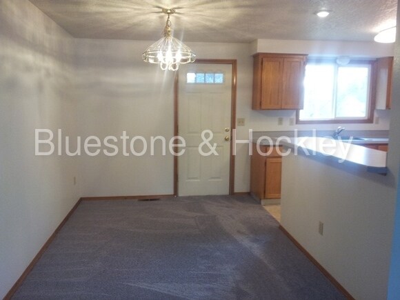 Building Photo - 13512 NE Couch St
