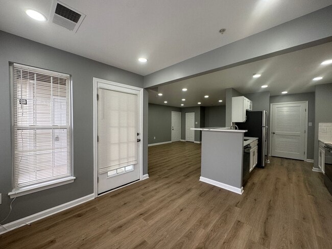 Building Photo - Newly Renovated 2 Bed 2 Bath Condo With Patio In Beautiful South Meadows