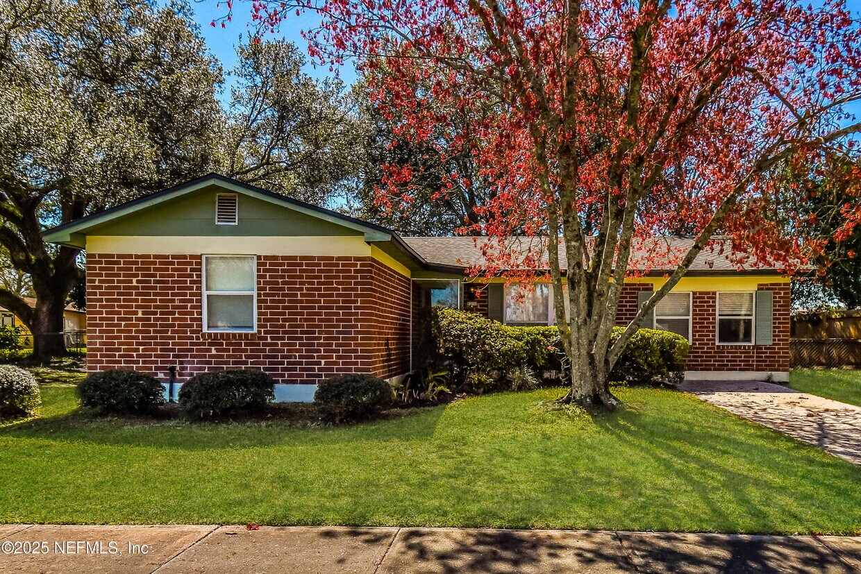 Foto principal - 8316 Frost St N
