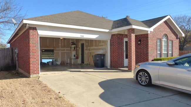 Building Photo - 7100 Park Creek Cir W