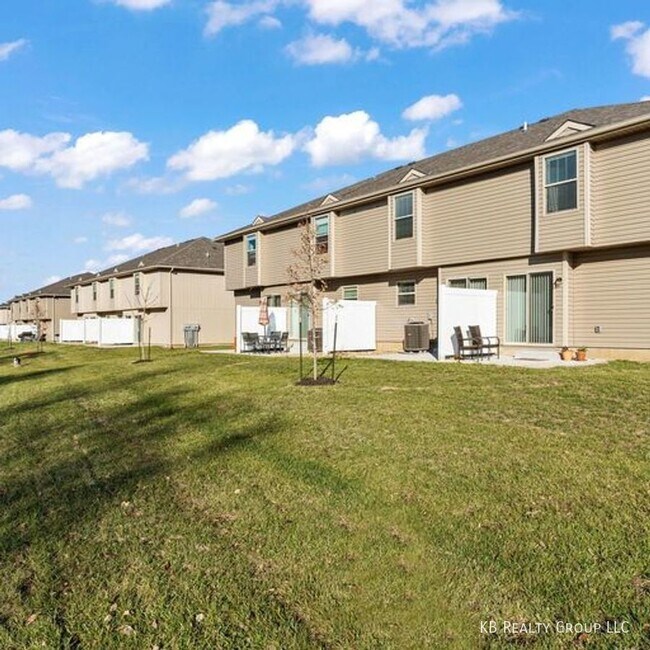 Building Photo - 2 Bedroom Townhome in Belton; Raymore-Pecu...