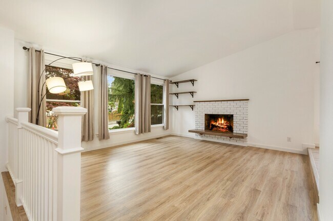 Foto del edificio - Newly Renovated Bothell Home Sitting on 1 Acre of Land!