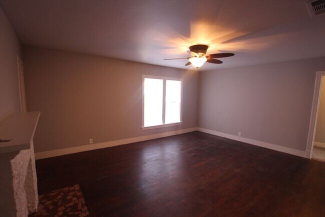 Building Photo - Top Floor-Triplex Unit in Tyler! Coming Soon!