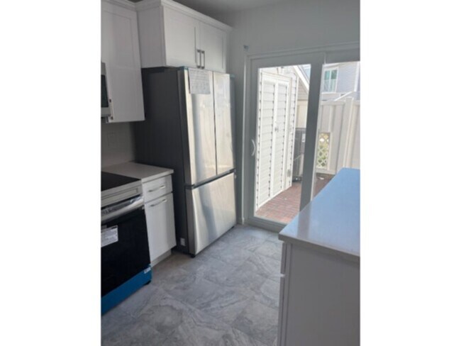 Building Photo - Available Now!  2 bedroom/2.5 Bath Townhome! Water Included!