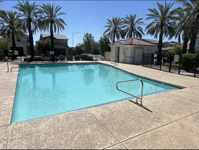 Foto del edificio - 3-Bed Home with Community Pool Access, Low-Maintenance Yard, and Upgraded Kitchen, Featuring Gran...