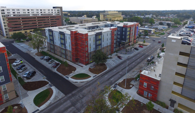 Fotografía: Edificio 3. Academy cuenta con tres edificios de apartamentos independientes, una fila de casas adosadas y estacionamiento en garaje. - Academy Lincoln