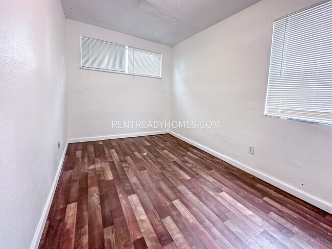 Foto del edificio - 1337 Rayfield Dr